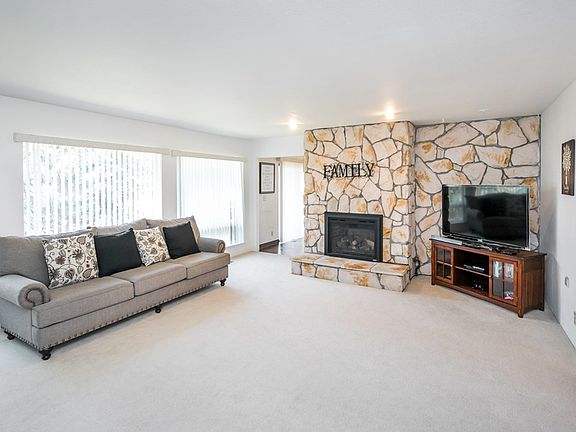 4th image of 338 SE Davin Dr