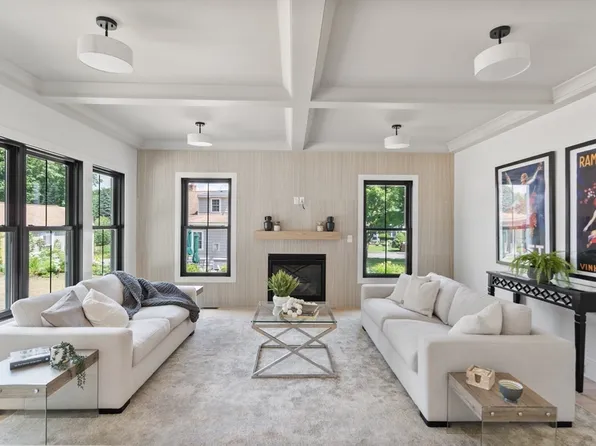 5 Oakridge Ave, Natick, MA 01760