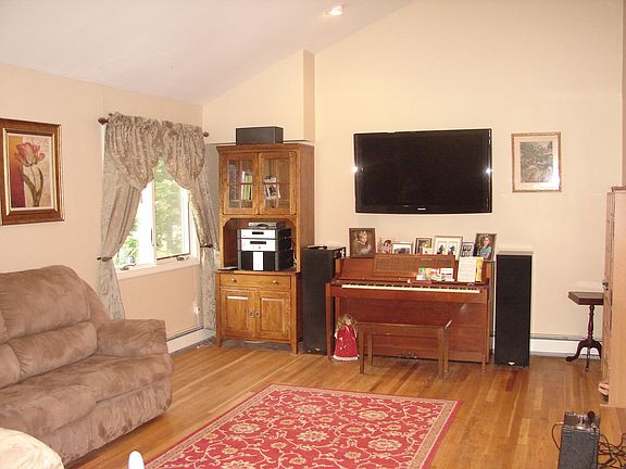 Living Room w Vaulted Ceiling