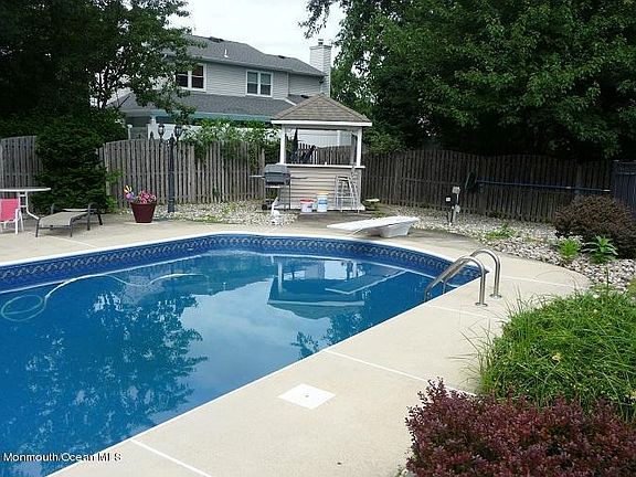 5th image of 985 Feathertree Dr