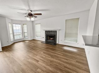 220 Almond Dr, Lake Jackson, TX 77566