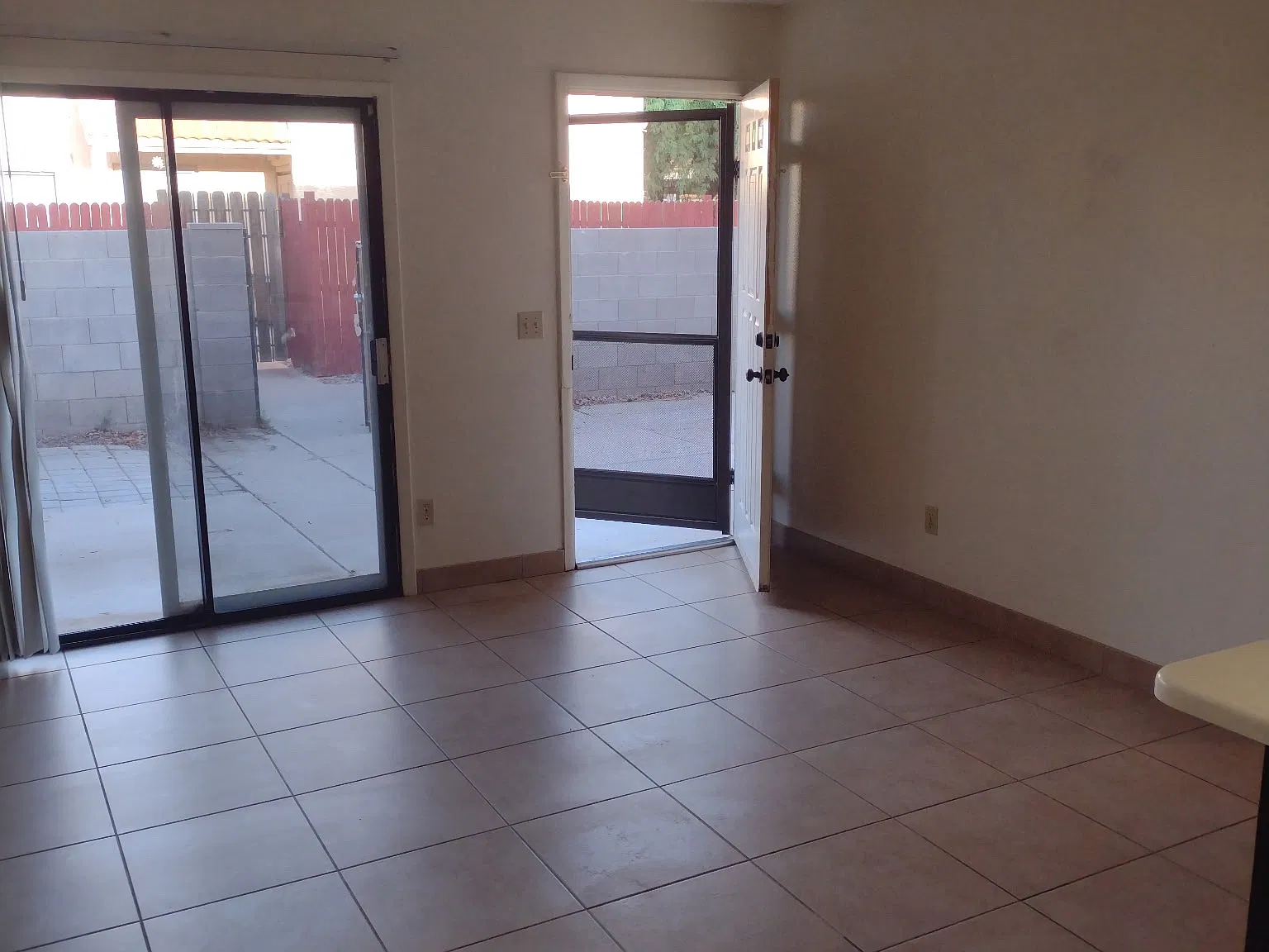 2 bed, 1.5 bath, 818 sqft, $1,295 — Photo 2
