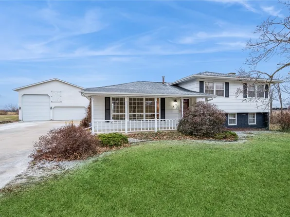 815 Morrison Dr, Robins, IA 52328