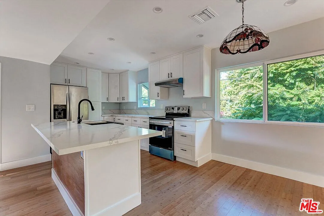 5726 Woodman Ave — Photo 1