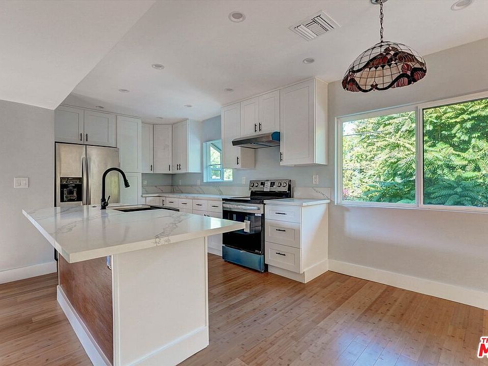 1st image of 5726 Woodman Ave APT 2