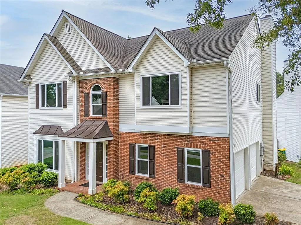 4 bed, 2.5 bath, 2570 sqft, $3,000 — Photo 3