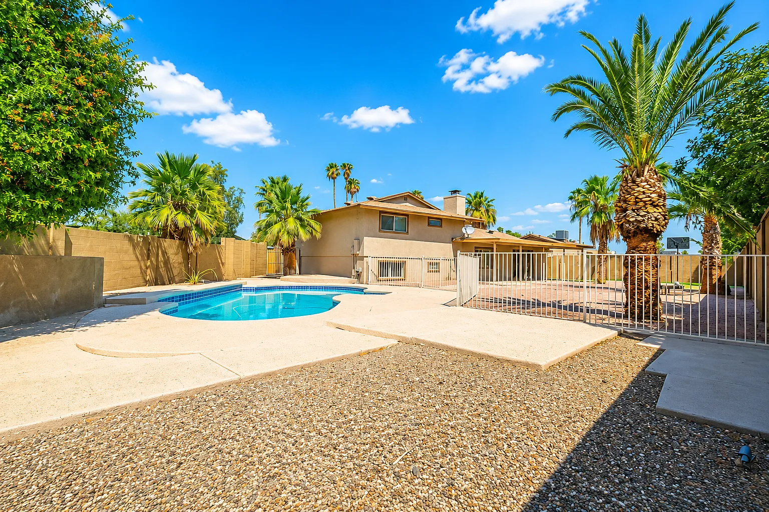 6 bed, 4.5 bath, 3131 sqft, $1,100 — Photo 1