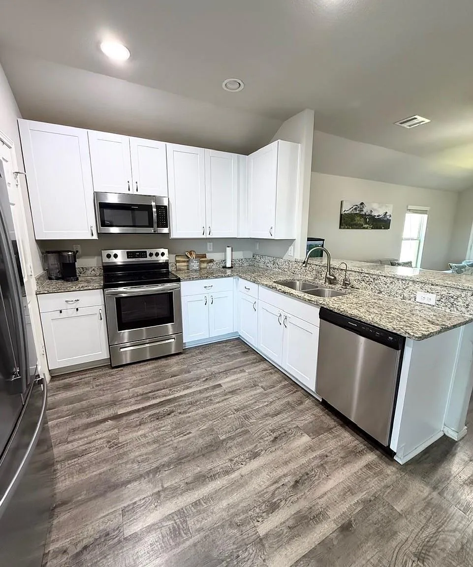 3 bed, 2.0 bath, 1361 sqft, $2,200 — Photo 4
