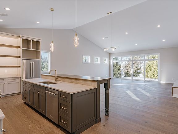 4th image of S/l 46 Bridgeport Way
