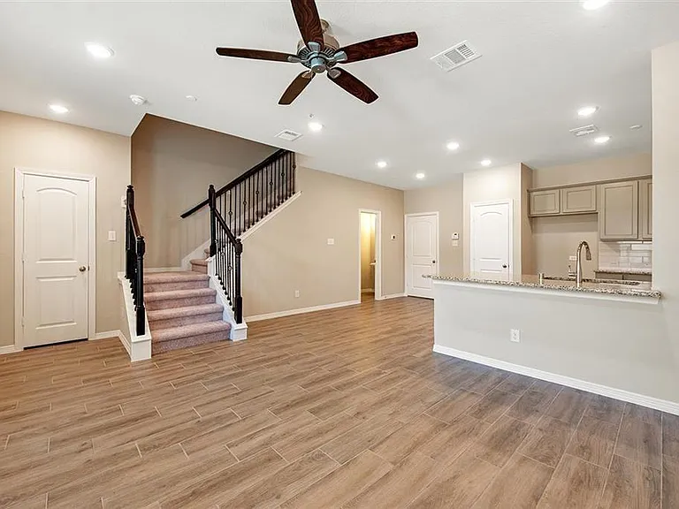 8016 Scanlan Trl — Photo 3