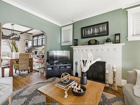 4th image of 889 Lawrence Rd