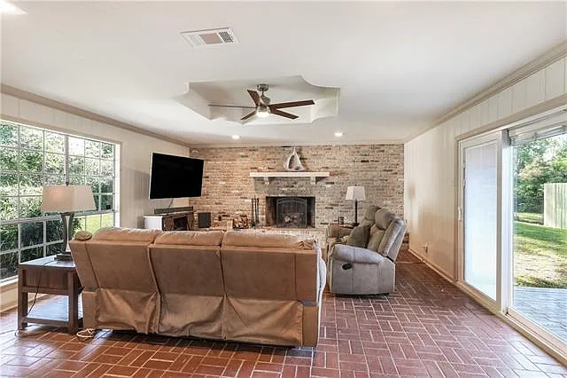 3 bed, 2.0 bath, 1800 sqft, $2,190 — Photo 3