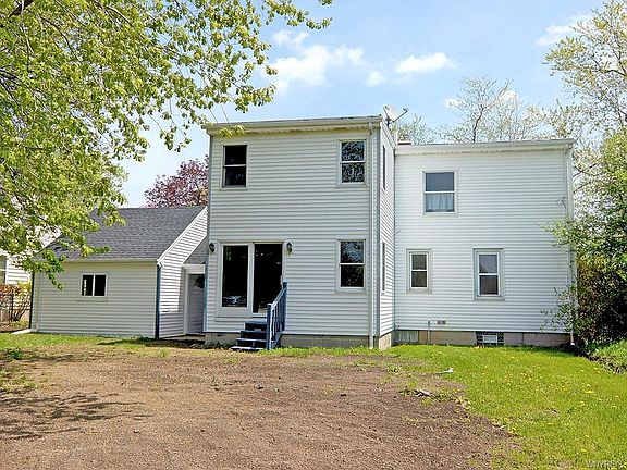 4th image of 205 Royal Pkwy W