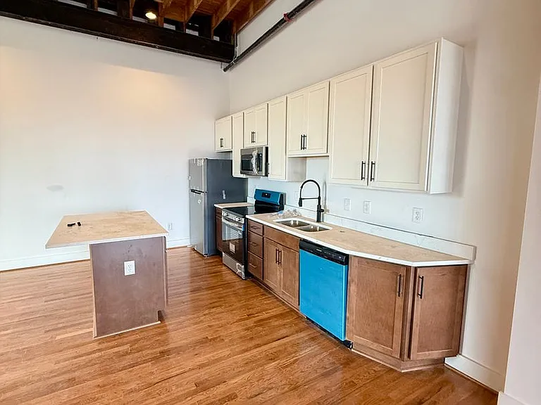 2033 W Broad St — Photo 37
