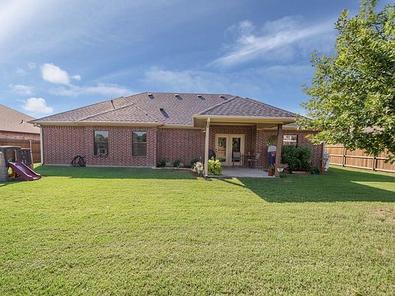 3rd image of 702 Meadow Ln