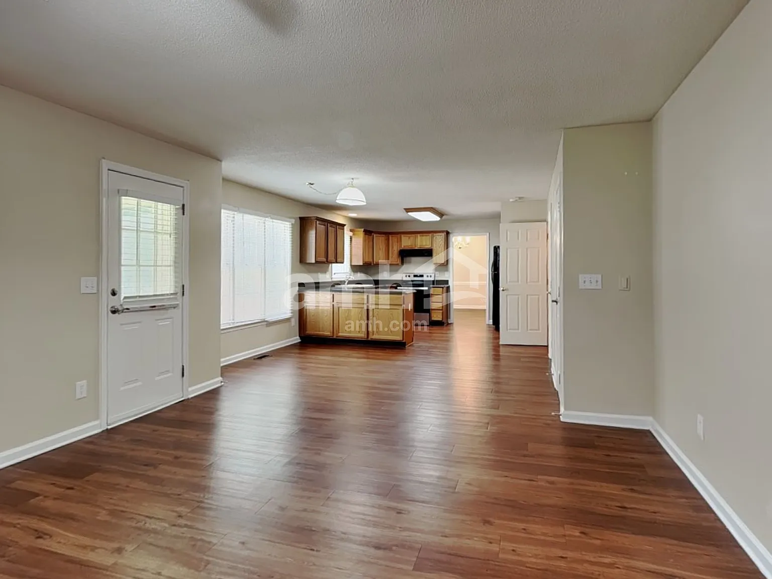 4 bed, 2.5 bath, 2254 sqft, $2,400 — Photo 4