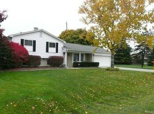 6512 Beverly Crest Dr, West Bloomfield, MI 48322