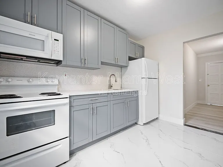 219 NW 10th Ave #4 — Photo 1