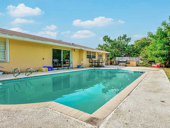 2nd image of 332 Alemeda Dr