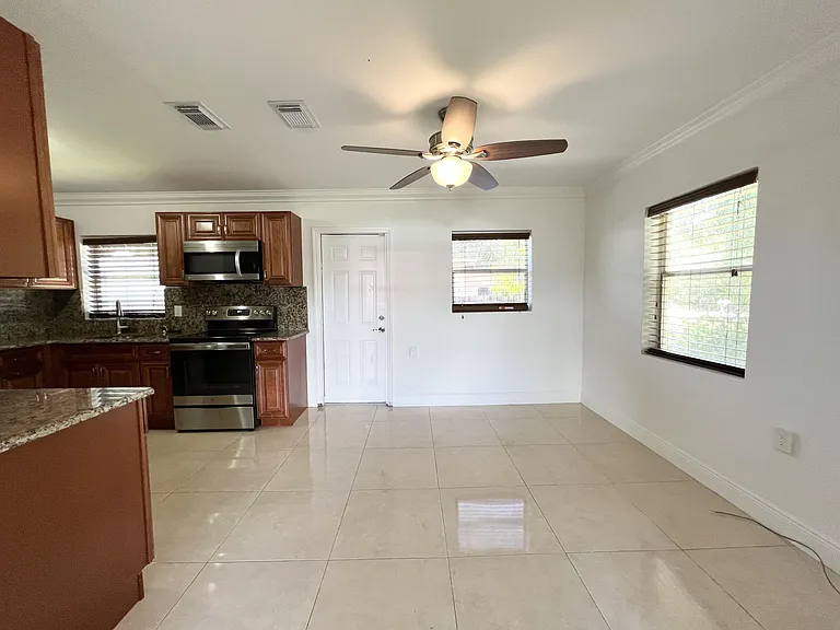 310 Dickson Dr — Photo 10
