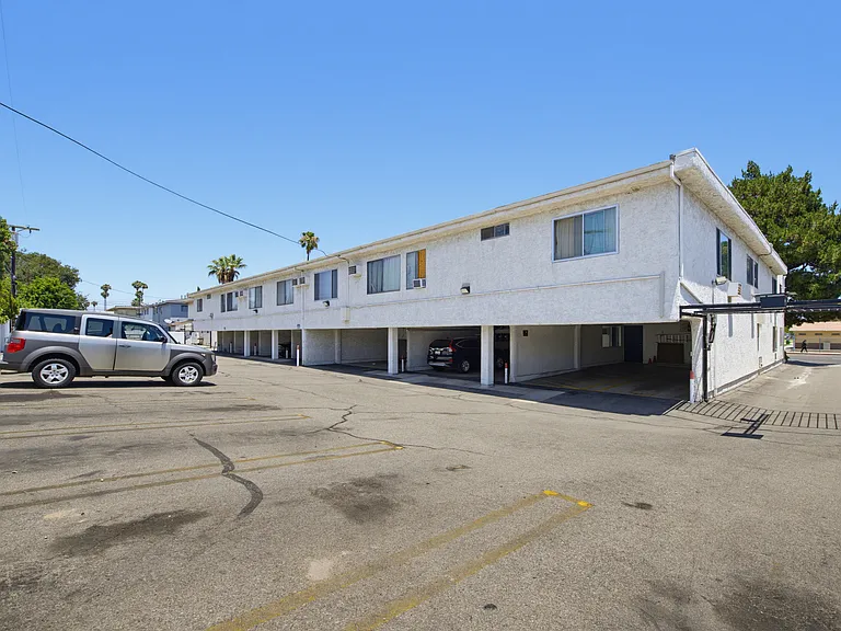 6907 Whitsett Ave Property — Photo 9
