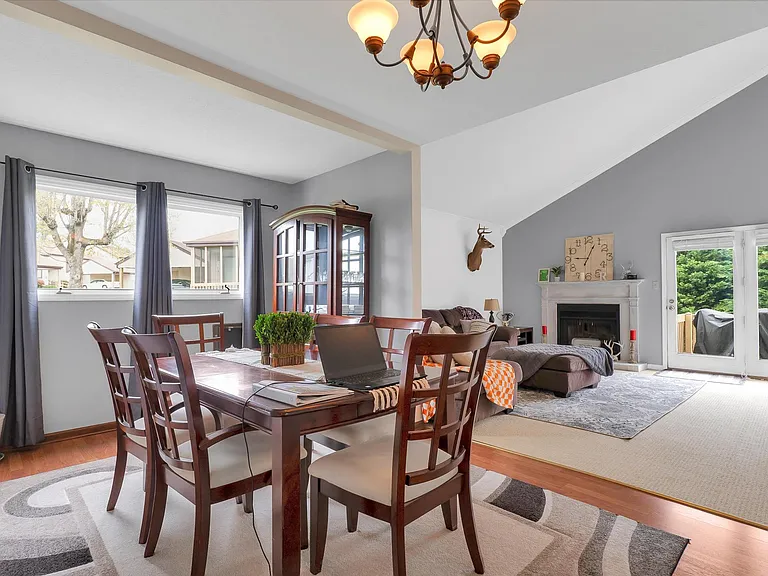 1060 Pebble Dr — Photo 3