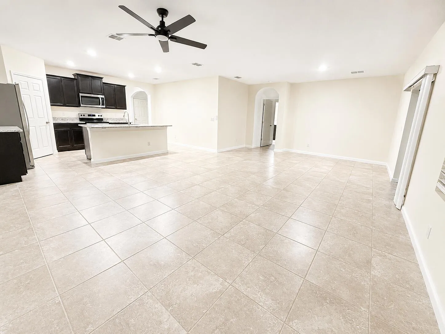 4 bed, 2.0 bath, 1915 sqft, $2,800 — Photo 3