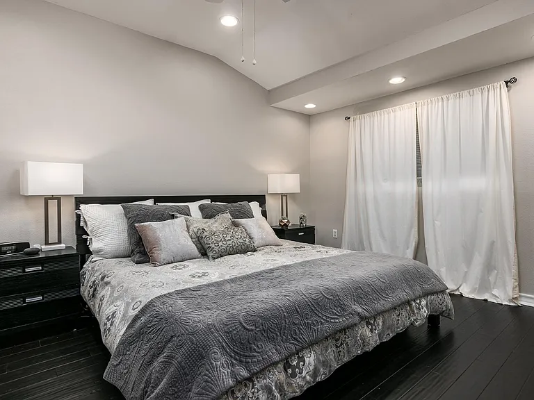 446 Irvington Dr — Photo 13