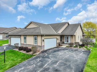 342 Oak Hill Cir, Burlington, WI 53105