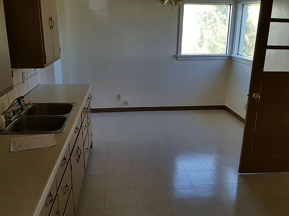 5th image of 218 S Neenah Ave