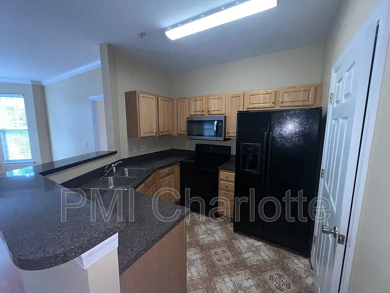 2 bed, 2.0 bath, 1328 sqft, $1,750 — Photo 2
