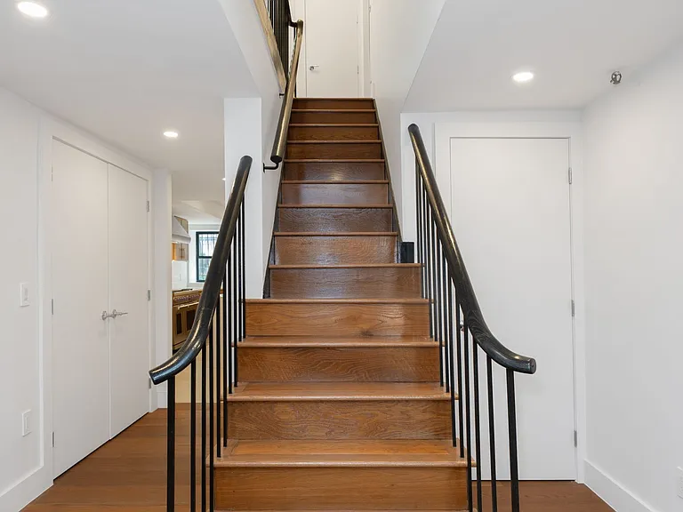 233 E 60th St #1A — Photo 10
