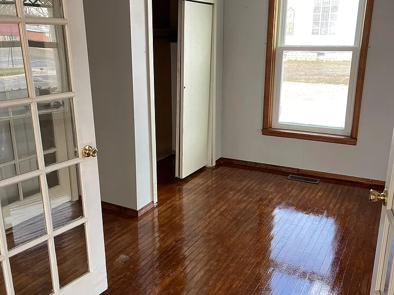 Downstairs 1 bedroom w/bathroom access.