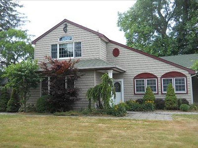 1st image of 261 Bay 2nd St