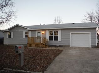 202 Chatham Dr, Salem, IL 62881