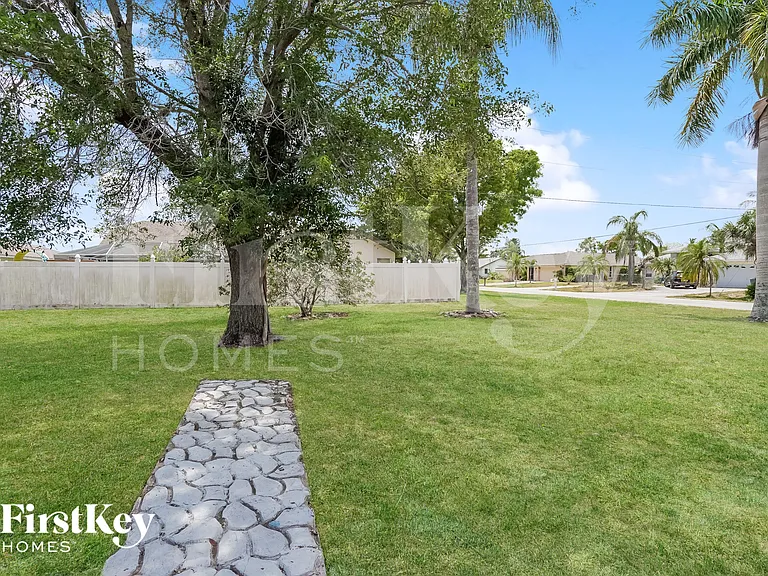 432 SW 37th Ter — Photo 15