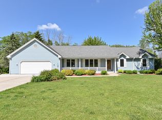537 Shady Ridge Ct, Grafton, WI 53024