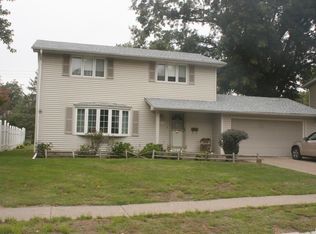 2828 Avalon Dr, Bettendorf, IA