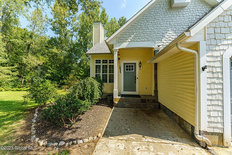 4th image of 8 Middleborough Court
