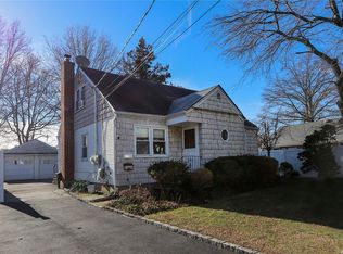 135 Woolsey Ave, Glen Cove, NY 11542