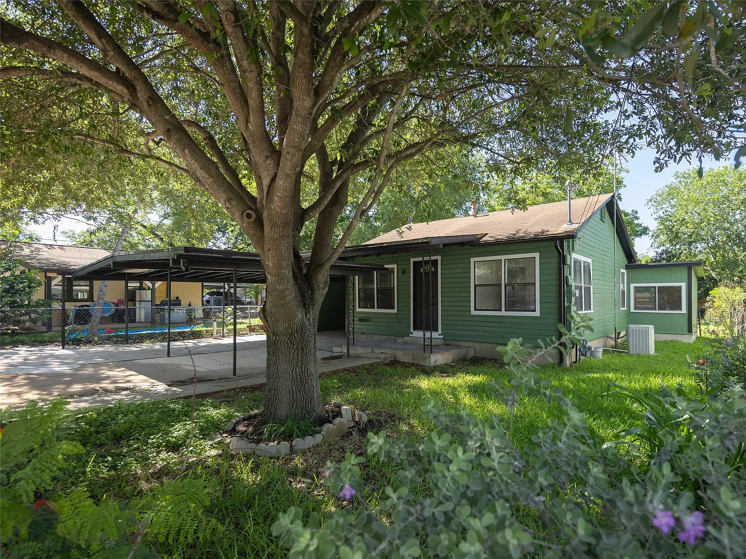 3 bed, 2.0 bath, 1342 sqft, $1,550 — Photo 2