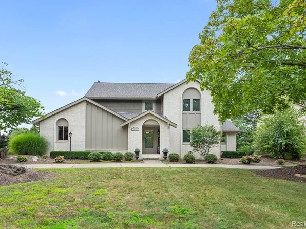 37735 River Bnd, Farmington Hills, MI 48335