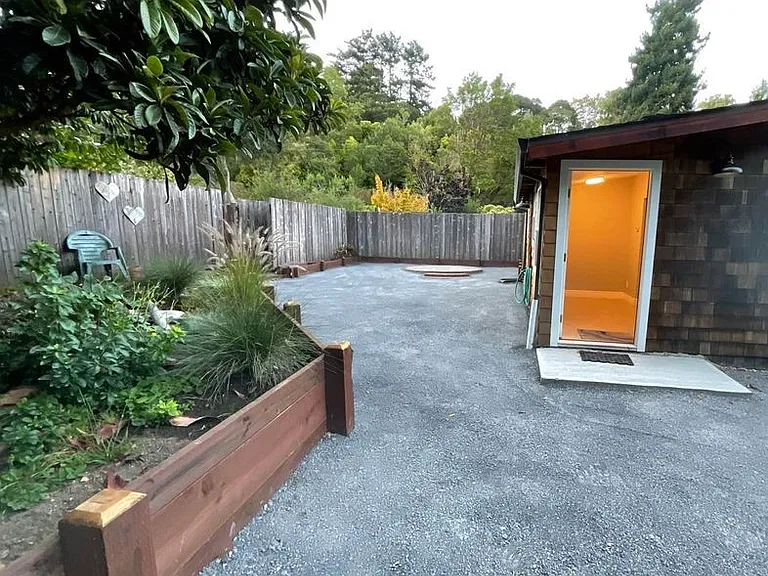 Laurel Ave — Photo 1