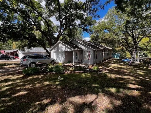 611 E 4th Pl, Grove, OK 74344