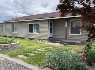 307 1/2 S 3rd St, Selah, WA 98942