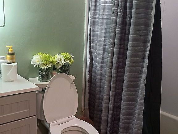 Bayhroom with large tub/shower