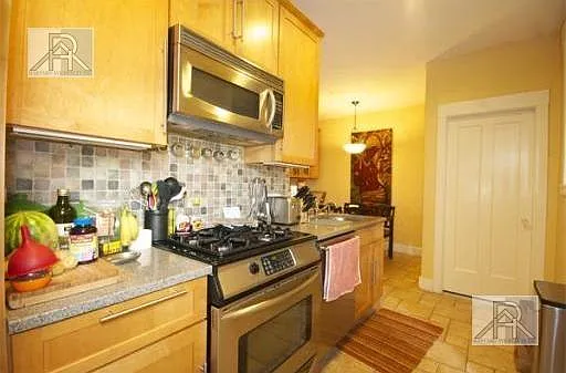 4 bed, 1.0 bath, 1045 sqft, $5,600 — Photo 2