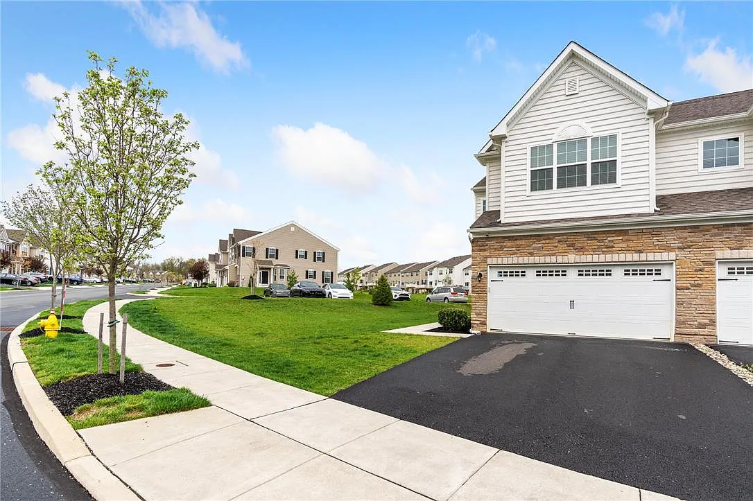 3 bed, 2.5 bath, 2583 sqft, $3,200 — Photo 4