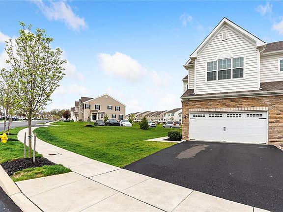 4th image of 301 Redclover Ln
