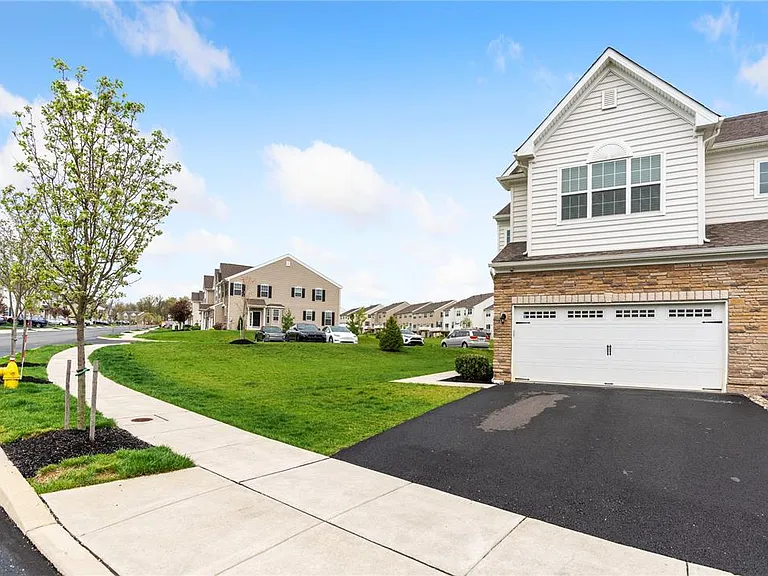 301 Redclover Ln — Photo 4